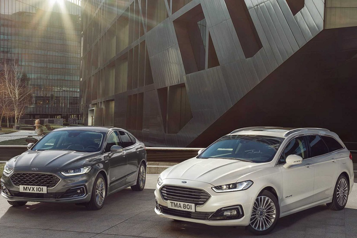 Ford Mondeo không còn là xa lạ với người dùng Việt khi một thời mẫu xe này từng có mặt trên thị trường Việt Nam để cạnh tranh với Toyota Camry và Hyundai Sonata trong phân khúc xe sedan hạng D. Dù khai tử ở Việt Nam, nó vẫn được ưa chuộng tại thị trường châu Âu và là đối thủ khó chịu của Toyota Camry. Phiên bản Ford Mondeo 2021 mới được cải tiến một số thiết kế và trang bị thêm tính năng vừa được trình làng.