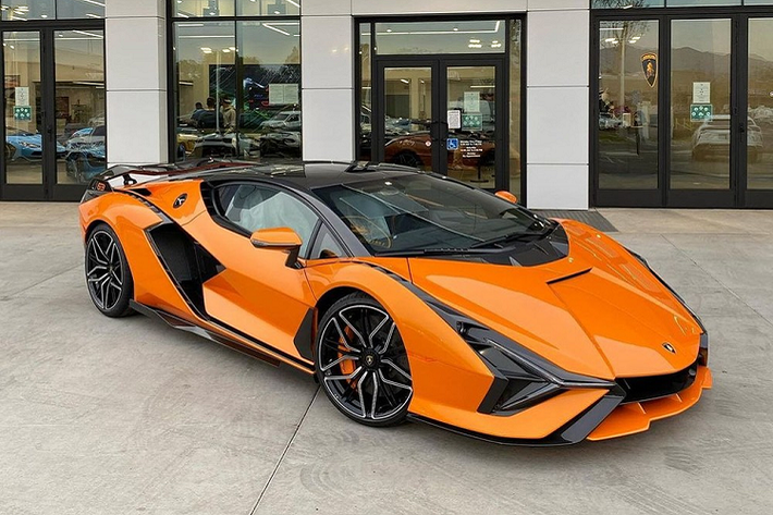 Trong dịp nghỉ lễ giáng sinh năm Canh Tý này, đại lý Lamborghini Newport Beach đã đón nhận một món quà vô cùng đặc biệt chính là việc được bàn giao chiếc siêu xe Lamborghini Sian đầu tiên đến thị trường Mỹ và cũng được cho là chiếc đầu tiên lộ diện ngoài đời thực trước khi được bàn giao cho chủ nhân.
