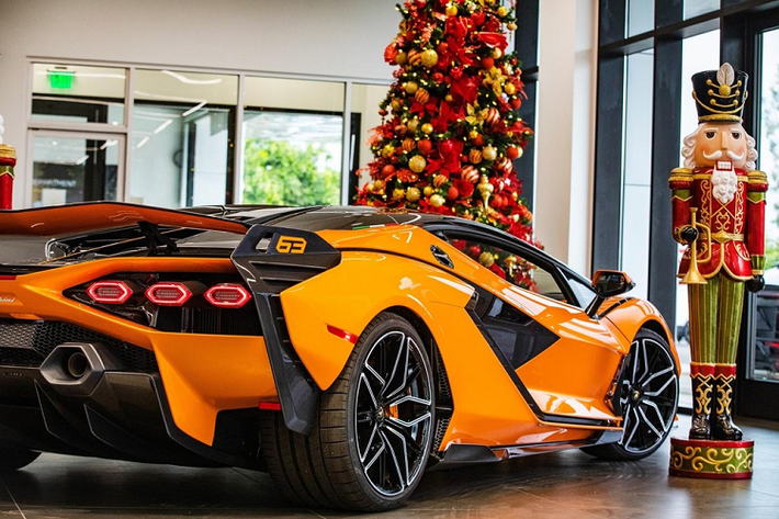Được sản xuất với số lượng giới hạn, Lamborghini Sian ra đời dựa trên cơ sở gầm bệ của đàn anh Aventador. Nguồn cung cấp sức mạnh của "chú bò tót" này vẫn là khối động cơ xăng V12, hút khí tự nhiên, dung tích 6,5 lít quen thuộc lấy từ Lamborghini Aventador. Tuy nhiên, động cơ này lại được bổ sung van nạp mới, làm bằng titan, và tạo ra công suất tối đa 774 mã lực.