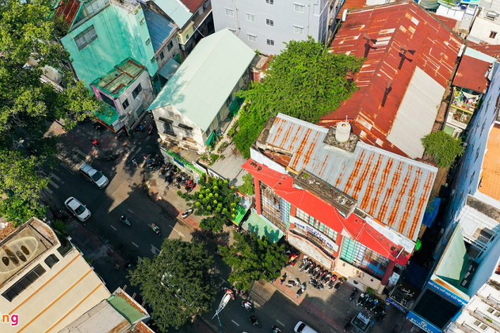 Dự án Phạm Văn Đồng - Gò Dưa (quận Thủ Đức) dài 2,75 km với tổng giá trị hơn 2.765 tỷ đồng được thực hiện theo hình thức BT giữa UBND TP.HCM và liên danh Công ty CP Đầu tư Văn Phú - Invest, Công ty CP Văn Phú - Bắc Ái, Công ty CP Tư vấn đầu tư xây dựng Bắc Ái và Công ty CP Đầu tư HNS Việt Nam. Theo đó, khi hoàn thành dự án, chủ đầu tư sẽ được UBND TP.HCM thanh toán bằng 6 khu đất. Tuy nhiên, dù dự án đã thi công gần 44% chủ đầu tư vẫn chưa được bàn giao đất.