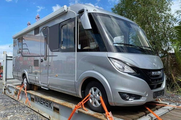 Mới đây, một đơn vị nhập khẩu tư nhân ở TP. HCM vừa đưa về nước chiếc Hymer B-Klasse MasterLine I mới đầu tiên tại Việt Nam. Có biệt danh "Ngôi nhà di động", Hymer B-Klasse MasterLine I thực sự sẽ khiến bạn đi từ bất ngờ này tới bất ngờ khác. Được biết, sau khi hoàn thành đầy đủ các loại thuế phí, giá bán của mẫu xe này có thể dao động trong khoảng trên 4,5 tỷ đồng.