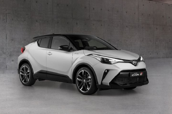 Toyota C-HR GR Sport 2021 mới sở hữu khá nhiều tính năng độc quyền từ trong ra ngoài, cũng như hệ thống lái và hệ thống treo được điều chỉnh để cải thiện cảm giác lái.
