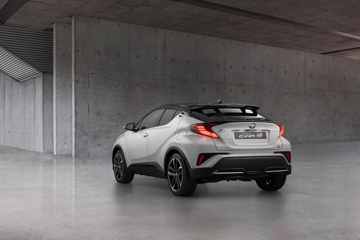Hãng xe Nhật cho biết gói GR Sport sẽ được bán ra từ tháng 1 năm sau, khi đó hãng sẽ công bố giá xe Toyota C-HR GR Sport 2021 chi tiết hơn. Tuy nhiên là mẫu xe giá tương đối mêm, dự tính chiếc crossover này cũng không đắt hơn nhiều so với bản thường.
