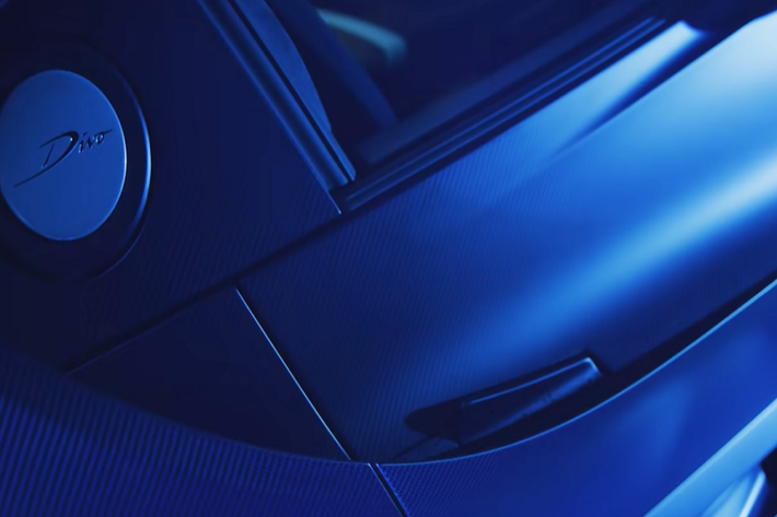 Siêu phẩm Bugatti Divo được trang bị khối động cơ quad-turbo W16 8.0L quen thuộc của hãng siêu xe Pháp, sản sinh công suất 1.479 mã lực, cho khả năng tăng tốc từ 0 - 100 km/h chỉ trong 2,4 giây và tốc độ tối đa đạt 380 km/h.