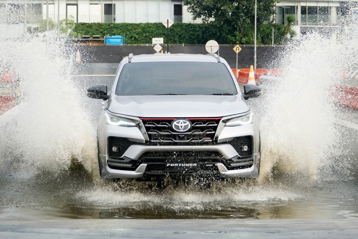 Toyota Fortuner 2020 mới phiên bản nâng cấp giữa vòng đời (facelift) đã lần đầu tiên trình làng tại thị trường Thái Lan vào hồi tháng 6 năm nay. Ở thị trường này, mẫu SUV cỡ trung ăn khách nhà Toyota có 2 kiểu dáng là bản thường và Legender thể thao hơn. Trong đó, Legender được ra đời nhằm thay thế Toyota Fortuner TRD Sportivo cũ.