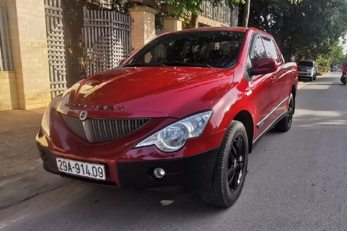 Chiếc SsangYong Actyon Sport đời 2010 nhập Hàn và thời điểm điểm nó đã 10 năm tuổi. So với các mẫu xe bán tải Nhật và Mỹ cùng đời, thiết kế ngoại thất của SsangYong Actyon Sport trông khá lập dị, nếu không “cảm” được thiết kế của SsangYong Actyon Sport thì hãy bỏ qua nó.
