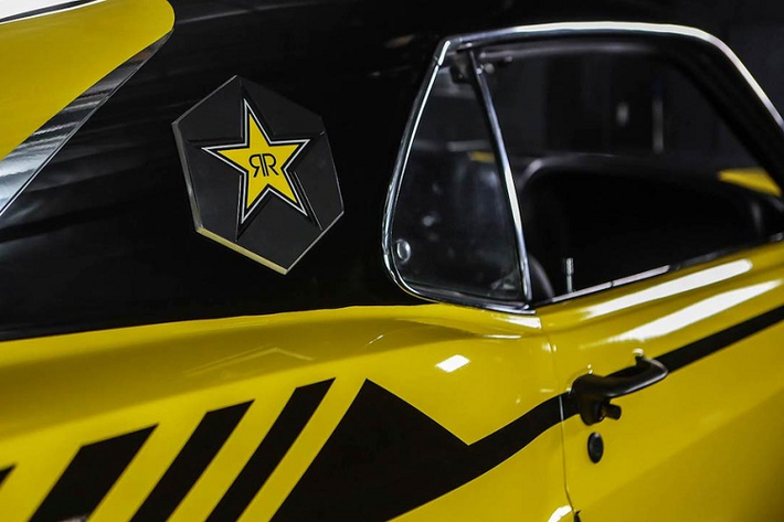 Cụ thể, chiếc Ford Mustang Quadra này đã được lắp một lưới tản nhiệt hoàn toàn mới, bao gồm cả huy hiệu Quadra, mà che phủ cả đèn pha, đồng thời có đèn sương mù và đi lùi hiện đại hơn, vỏ bọc “Quadra Yellow” độ với các chi tiết màu đen tương phản, và một bộ la-zăng Rotiform sơn đen.