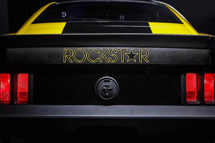 Chiếc Ford Mustang độc nhất vô nhị này được gọi là Quadra, tương tự tên mẫu xe trong game. Bắt đầu công việc với một chiếc Ford Mustang 1970 lắp đặt động cơ V8 dung tích 4.9 lít, đội ngũ Rockstar Performance Garage đã bổ sung nhiều cập nhật để thay đổi dáng vẻ và hiệu suất của chiéce xe cơ bắp già nua.