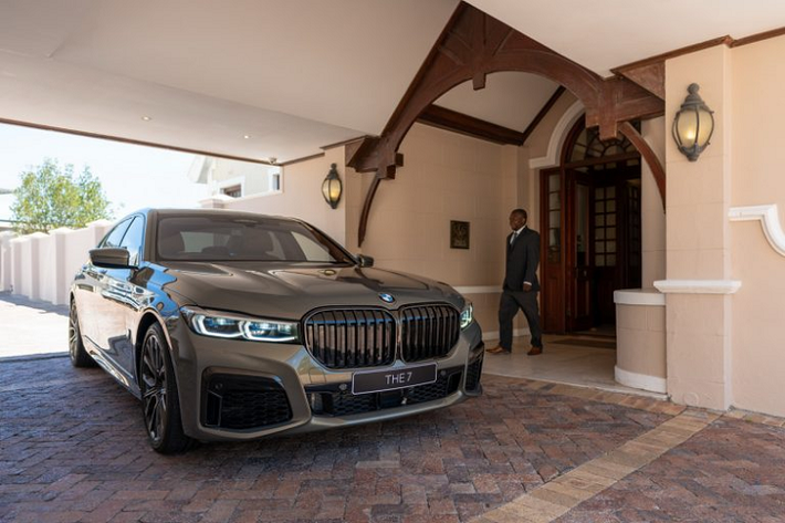 Chiếc xe này đã được bàn giao tới khách sạn Ellerman House cách đây không lâu. Đây không chỉ là một chiếc BMW 7 Series với những công nghệ hiện đại mà còn là một tác phẩm nghệ thuật được chăm chút từ những chi tiết nhỏ nhất bởi bộ phận cá nhân hóa Individual của BMW. Chiếc xe sang BMW 745Le xDrive Individual này chính là một minh chứng cho khả năng sáng tạo của thương hiệu Đức trong việc thiết kế những chiếc xe hoàn toàn dựa trên ý tưởng cũng như tuân thủ những yêu cầu, ý muốn của chủ sở hữu.