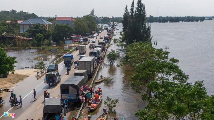 Khoảng 11h trưa 22/10, xe chở hàng cứu trợ đến khu vực này càng đông, nối dài hơn 1 km.