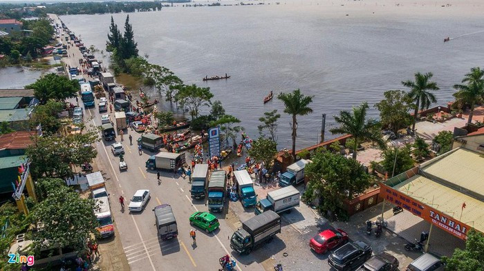 Hàng trăm xe cộ nối đuôi nhau trên quốc lộ 1, đoạn qua ngã ba Cam Liên, xã Cam Thủy, huyện Lệ Thủy. Đây là điểm tập kết hàng cứu trợ cho bà con vùng lũ ở Lệ Thủy.