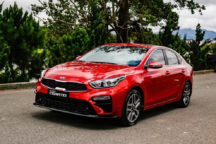 9. Kia Cerato: 1.528 xe Doanh số bán hàng đạt 1.528 xe trong tháng 10/2020 đã giúp KIA Cerato quay trở lại Top 10 ô tô bán chạy nhất Việt Nam, tăng 512 xe. Với ưu thế giá bán rẻ, thiết kế đẹp đã giúp Kia Cerato duy trì được vị trí dẫn đầu phân khúc sedan hạng C.