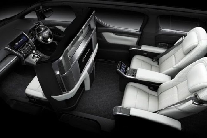 Di chuyển vào bên trong, vì có cấu hình 4 chỗ nên không gian nội thất của Lexus LM 350 thế hệ mới siêu rộng rãi và đẳng cấp (kiểu Royal Lounge trên Alphard nhưng ở cấp độ cao hơn), khoang thương gia phía sau được ngăn cách với khoang lái bởi một vách ngăn điện.