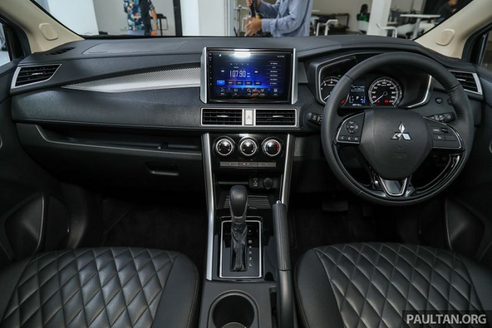 Điểm nhấn của Mitsubishi Xpander tại thị trường Malaysia nằm ở bên trong xe. Tại đây, chúng ta sẽ thấy không gian nội thất bọc da màu đen với ghế khâu hình quả trám sang trọng...