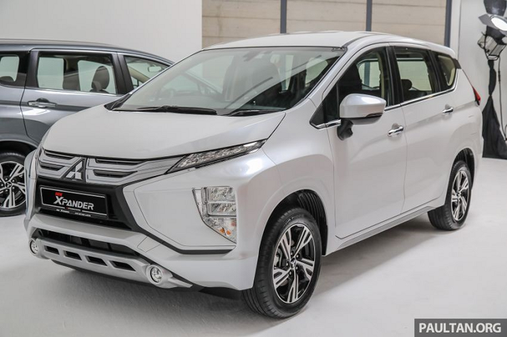 Ngoài ra, mẫu xe MPV Mitsubishi Xpander còn được trang bị hệ thống đèn 2 tầng với đèn pha 2 bóng LED nằm bên dưới và dải đèn LED định vị ban ngày thanh mảnh phía trên.