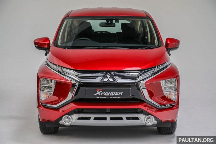 Được lắp ráp tại Malaysia, mẫu MPV này sở hữu thiết kế ngoại thất không có gì khác so với xe ở những thị trường Đông Nam Á còn lại. Mitsubishi Xpander 2020 mới tại Malaysia cũng được áp dụng ngôn ngữ thiết kế Dynamic Shield với tạo hình chữ "X" trên đầu xe. Lưới tản nhiệt trên của mẫu MPV này đi kèm các nan mạ crôm nằm ngang dày dặn, bao quanh logo của hãng Mitsubishi.