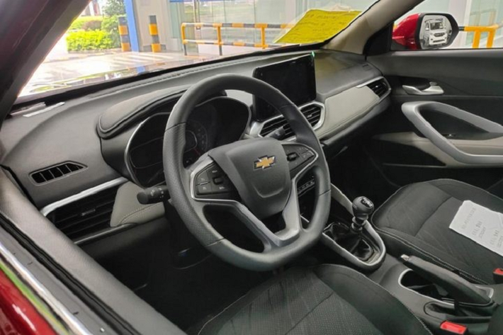 Bên ngoài, Chevrolet Groove 2020 sở hữu thiết kế đầu xe về cơ bản là giống Baojun 510, trừ lưới tản nhiệt. Ở Chevrolet Groove 2020, lưới tản nhiệt đi kèm 3 nan mạ crôm nằm ngang và logo hình chữ thập màu vàng ở giữa. Trong khi đó, thiết kế sườn xe và đuôi xe của Chevrolet Groove 2020 chẳng có gì khác so với Baojun 510. Tương tự như vậy, thiết kế nội thất của hai mẫu xe này cũng gần như giống hệt nhau, trừ logo trên vô lăng.