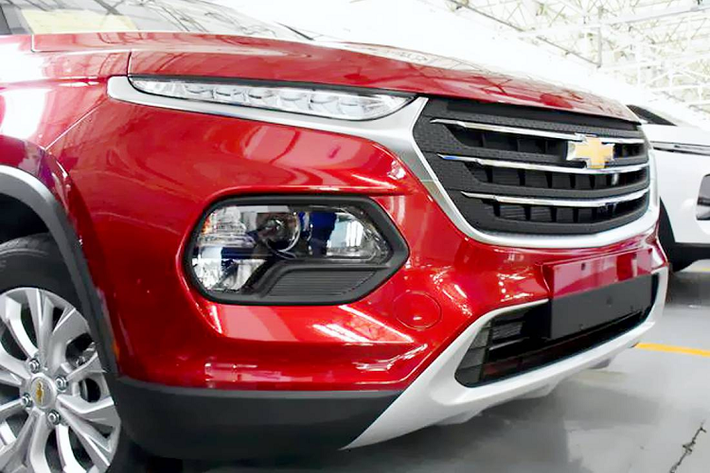 Được chia thành 2 phiên bản là LT và Premier, Chevrolet Groove 2020 có nhiều trang bị tiêu chuẩn, bao gồm hệ thống cân bằng điện tử, kiểm soát lực kéo, 4 túi khí, vành 16 inch, hệ thống thông tin giải trí với màn hình cảm ứng 8 inch, camera lùi cũng như điều hòa. Ở bản Premier, mẫu SUV cỡ B này còn được trang bị nội thất phối 2 màu, ghế và vô lăng bọc da, cửa sổ trời, nút bấm khởi động máy, điều hòa tự động và hệ thống đèn LED.