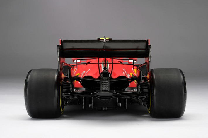 “Mối quan hệ của chúng tôi với Ferrari và tất cả các nhà sản xuất đều trên cơ sở khách hàng và nghệ nhân,” Sandy Copeman, giám đốc thương hiệu ở Amalgam, nói. “Chúng tôi làm việc với các thiết kế CAD gốc và ảnh có độ phân giải cao để đảm bảo mức độ chi tiết vượt trội. Chúng tôi in 3D, dùng máy móc và phương pháp thủ công để chế tạo từng bộ phận bằng chất liệu chuẩn nếu có thể và hoàn thiện từng bộ phận bằng sơn ô tô thật. Nhiệm vụ của chúng tôi là tạo ra một mô hình đại diện cho chiếc xe thật một cách chính xác và hoàn hảo nhất có thể.”