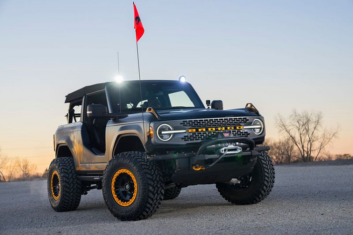 Mở đầu cho bộ sưu tập đặc biệt này là chiếc xe địa hình Ford Bronco Badlands Sasquatch Two-Door Concept. Chiếc SUV địa hình trông thật hấp dẫn với màu sơn đen satinh kết hợp cùng một điểm nhấn màu cam sáng.