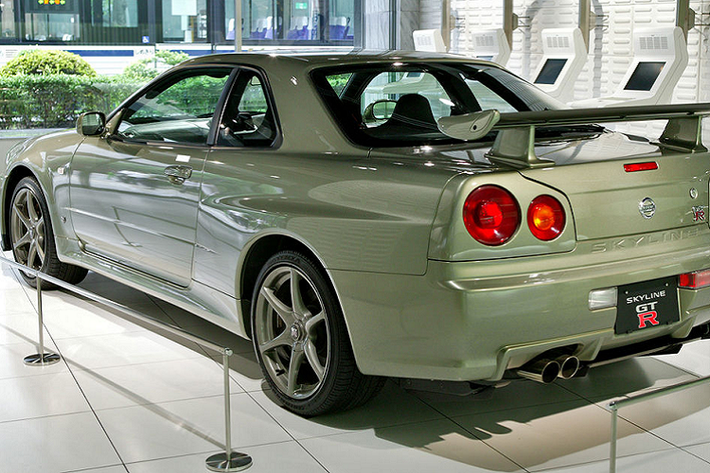 Skyline GT-R R34 là mẫu xe tiền thân của dòng siêu xe Nissan GT-R R35 ngày nay, rất được ưa chuộng bởi giới độ xe và đua xe đường phố những năm đầu thập niên 2000. Skyline GT-R R34 cũng từng xuất hiện trong series phim nổi tiếng Fast & Furious cùng tài tử Paul Walker và cho đến ngày nay vẫn được coi là một trong những huyền thoại JDM đối với những người đam mê xe hơi, và là một trong những mẫu xe vĩ đại nhất từng được Nissan chế tạo.