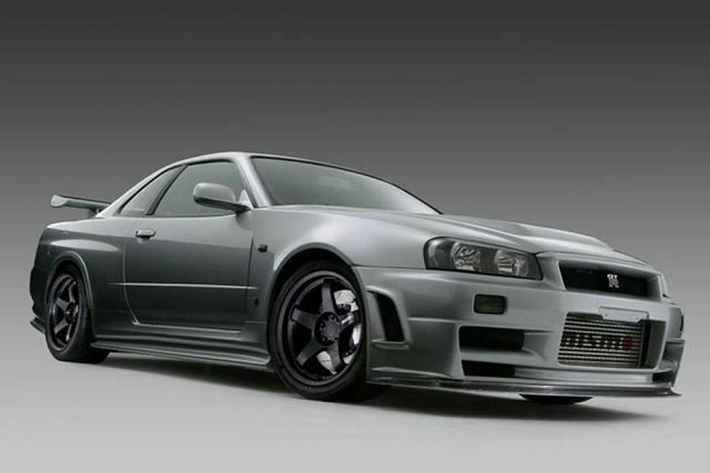 Nissan Skyline GT-R R34 được ví như “trái cấm” đối với những tay chơi xe ở khu vực Bắc Mỹ. Xe không được nhập khẩu chính ngạch, và phải thông qua những nhà nhập khẩu tư nhân với quá trình thử nghiệm va chạm và khí thải phức tạp. Phải đợi đến 2024 thì Skyline GT-R R34 mới được nhập khẩu vào Mỹ một cách hợp pháp. Chính vì thế, giá của những chiếc Skyline GT-R R34 thường ở mức rất cao. Điển hình nhất là một chiếc phiên bản M-Spec Nür mang màu Millennium Jade cực hiếm, vừa được bán đấu giá ở Nhật Bản tới 313.000 USD (khoảng 7,25 tỷ đồng).