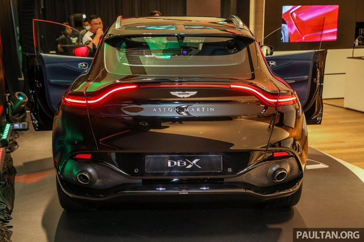Là một siêu xe thể thao trên nền tảng của một mẫu crossover, do đó DBX sở hữu một thiết kế mang đầy tính khí động học. Những đường gân chạy dài từ đầu xe tới đuôi xe, cộng với mang thoát gió phía dưới trụ A mang tới cái nhìn dữ dằn và thể thao hơn cho xe. Thêm nữa, với việc thiết kế bộ mui vát nhẹ về phía sau càng khiến chiếc xe vốn có ngoại hình to lớn như DBX trở nên nhẹ nhàng và tinh tế hơn bội phần.
