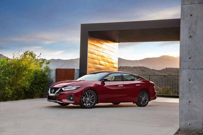 Giá xe Nissan Maxima 2021 từ 36.990 USD (khoảng 857 triệu đồng). Trong khi đó, bản SR sẽ có giá từ 42.150 USD (khoảng 976,8 triệu đồng) và Platinum có giá 42.220 USD (khoảng 978,9 triệu đồng). Đối với bản Nissan Maxima 40th Anniversary Edition, đây thực chất là một chiếc Maxima Platinum nhưng được bổ sung một vài tính năng độc đáo, xe có giá từ 44.345 USD (khoảng 1,028 tỷ đồng).