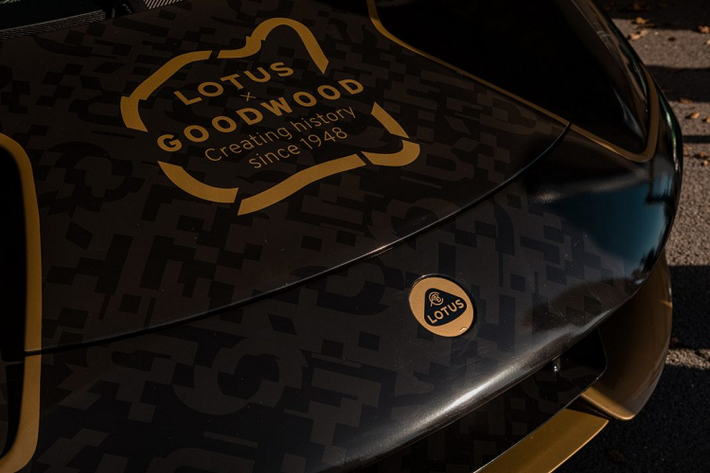 Trên chiếc siêu xe điện Evija được mang đến Goodwood, Lotus đã loại bỏ logo thương hiệu JPS do vấn đề bản quyền, thay vào đó là hình ảnh đường đua được in trên nắp ca-pô. Dòng chữ “Lotus x Goodwood – Creating history since 1948” nhằm tri ân đến những đóng góp mang tầm ảnh hưởng đến với môn thể thao tốc độ tại nước Anh của hai đơn vị này.