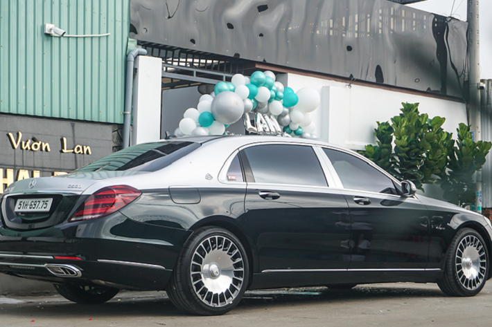 Tại thị trường Việt Nam, giá xe Mercedes-Maybach S560 4MATIC được nhập khẩu nguyên chiếc với mức niêm yết là 11,099 tỷ đồng. Số tiền để hoàn tất các thủ tục để lăn bánh trên đường rơi vào khoảng 13 tỷ đồng.