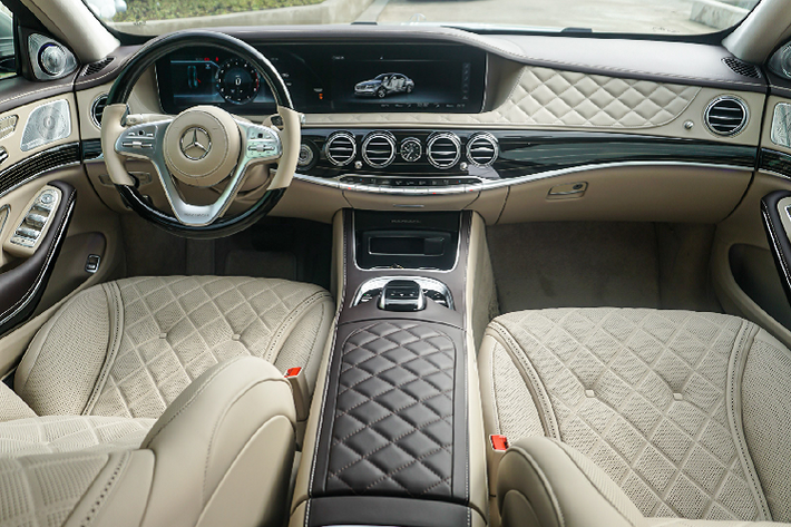 Nội thất của chiếc Mercedes-Maybach S560 4MATIC sử dụng chất liệu da Designo Exclusive Semi-aniline. Kết hợp với đó là tùy chọn màu sắc thời trang, sang trọng là Vàng Silk/Xám Titanium Pearl.
