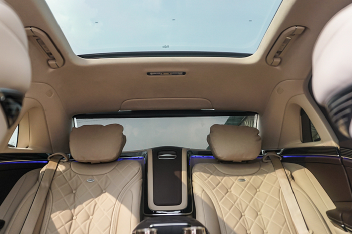 Bên cạnh đó, bên trong khoang lái của mẫu xe sang Mercedes-Maybach S560 còn chinh phục người dùng bởi danh sách dài những trang bị tiện nghi hàng đầu gồm: Rèm che nắng kính sau, Ghế thương gia phía sau có thể ngả tối đa 43,5 độ và tích hợp đệm đỡ bắp chân, Chức năng massage cao cấp 6 chế độ cho cả 2 hàng ghế, tủ lạnh có dung tích 8,5 lít,....
