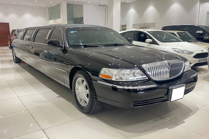 Hiện nay, việc bắt gặp một chiếc xe limousine thực thụ chạy trên đường là điều rất khó xảy ra. Số lượng những “quầy bar di động này” hiện chỉ đếm trên đầu ngón tay dù đi kèm mức giá rẻ hơn rất nhiều so với thời điểm ra mắt. Đơn cử như chiếc xe sang Lincoln Town Car Limousine được đề cập trong bài viết.