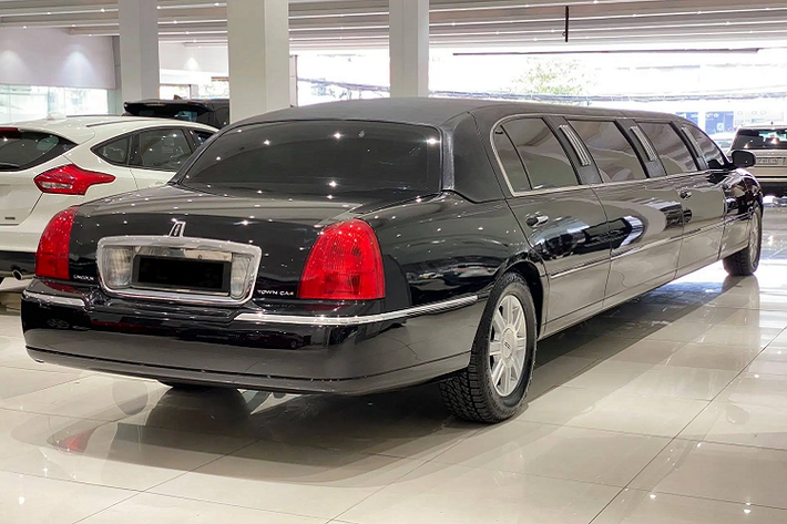 Chiếc Lincoln Town Car Limousine đời 2011 này đăng ký lần đầu năm 2012. Hiện tại, mức ODO của xe vẫn chưa được công bố. Lớp sơn đen còn rất mới và những chi tiết mạ chrome còn sáng. Chóa đèn trước/sau của xe vẫn trong sau 9 năm sản xuất.