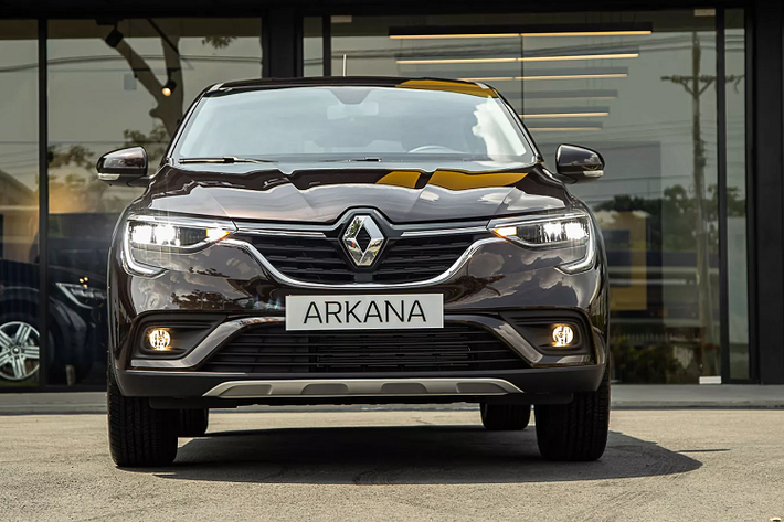 Nếu như chiếc Kaptur mang chất crossover truyền thống thì chiếc Arkana là một mẫu coupe-crossover lai thời trang với mui xe nối liền cốp, kiểu thiết kế chỉ thấy trên những dòng xe sang như BMW X6, X4, Mercedes GLE Coupe, GLC Coupe có giá từ 2,8 - 5 tỷ tại Việt Nam.