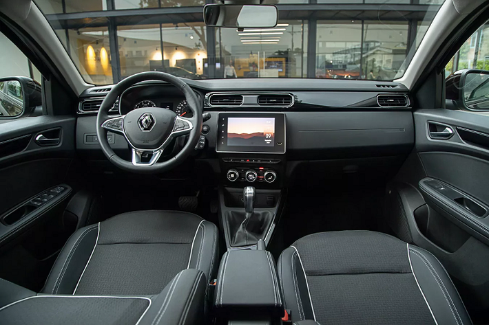 Renault Arkana tại Việt Nam mang ngôn ngữ thiết kế mới của Renault với lưới tản nhiệt nối liền cụm đèn pha LED và đèn chạy ban ngày hình chữ C với logo Renault nổi bật ở trung tâm. Đèn sương mù truyền thống đặt dưới hốc gió ở đầu xe.