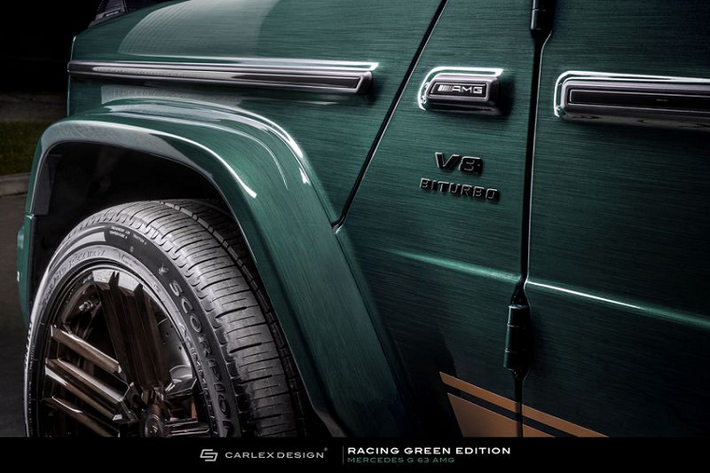 Để làm nổi bật thêm vẻ ngoài của chiếc SUV địa hình Mercedes-Benz G-Class hàng đầu thế giới, Carlex Design đã sử dụng thêm điểm nhấn màu vàng Gold ở phần dưới của cửa và bộ kẹp phanh, vỏ đựng bánh xe dự phòng ở phía sau làm bằng sợi carbon cũng rất độc đáo.