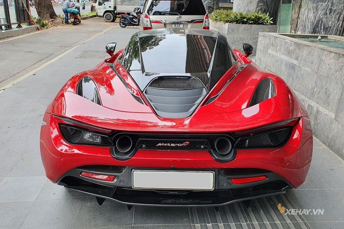 Với thiết kế tập trung tối đa vào trải nghiệm lái, các trang bị nội thất của 720S Spider khá đơn giản, bao gồm một màn hình trung tâm kích thước 8 inch, có tích hợp sẵn các chức năng điều chỉnh âm thanh, giải trí, định vị, hệ thống điều hòa và một vài tính năng tiện lợi khác. Hệ thống điều hòa nhiệt độ hai vùng đã được hiệu chỉnh lại sao cho phù hợp với đặc tính của xe mui trần, điển hình là việc cung cấp các cấp độ vận hành khác nhau tùy thuộc vào vị trí của mui xe.