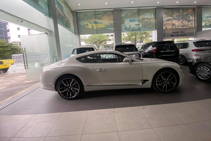 Xe được trang bị khối động cơ V8 4.0L, sản sinh công suất tối đa 542 mã lực và mô-men xoắn cực đại 770Nm. Từ đó, giúp chiếc coupe siêu sang này dễ dàng tăng tốc từ 0 - 96 km/h chỉ trong 3,9 giây trước khi chạm vận tốc tối đa 318 km/h. Mức giá xe Bentley Continental GT V8 cũng mềm hơn so với bản W12, tuy nhiên phiên bản kỷ niệm này cũng không hề rẻ và dự đoán không dưới 20 tỷ đồng.
