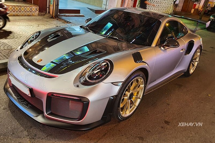 Là một trong ba chiếc Porsche 911 GT2 RS đầu tiên được mang về Việt Nam hồi đầu năm 2019, đến nay 911 GT2 RS vẫn luôn có sức hút cực lớn đối với dân mê xe Việt vì thiết kế táo bạo quá bắt mắt. Chiếc 911 GT2 RS mới được bắt gặp có màu bạc giống chiếc của ông Đặng Lê Nguyên Vũ nhưng lại thú vị hơn hẳn nhờ có gói tùy chọn Weissach Package.
