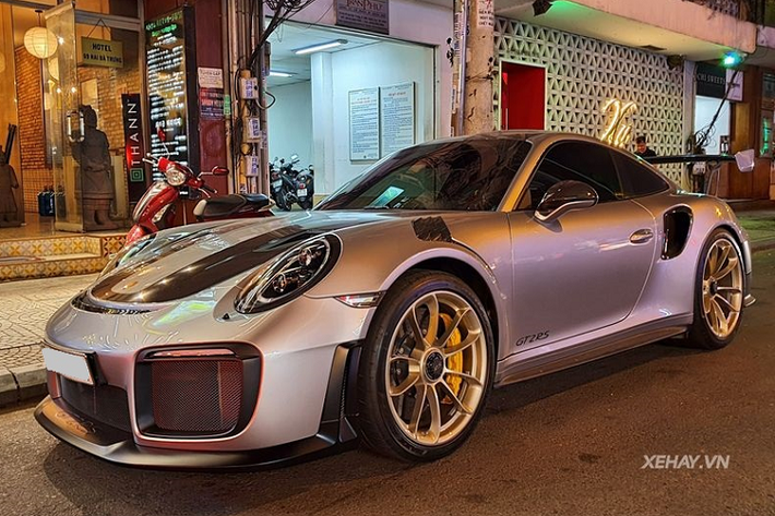 Khác với những “anh em” Turbo khác, Porsche 911 GT2 RS sẽ truyền năng lượng của xe cho các bánh xe phía sau nhưng khung xe vẫn có đầy đủ các “thủ thuật” để giúp chiếc xe trở nên vô cùng mạnh mẽ khi di chuyển trên đường.