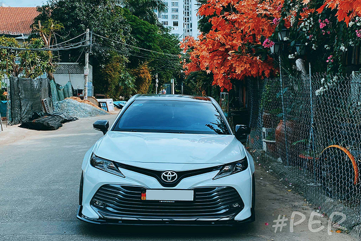 Tuy nhiên, vẫn có chủ xe Camry “chịu chơi” dám chấp nhận độ “không thể về zin” cho chiếc sedan tiền tỷ. Đơn cử là chủ xe Toyota Camry phiên bản 2.0G này. Về cơ bản, chiếc Camry này đã được nâng cấp bộ body thân rộng (widebody) độc đáo với 4 bốc bánh được mở rộng mang đến diện mạo bề thế, vạm vỡ và hầm hố hơn.