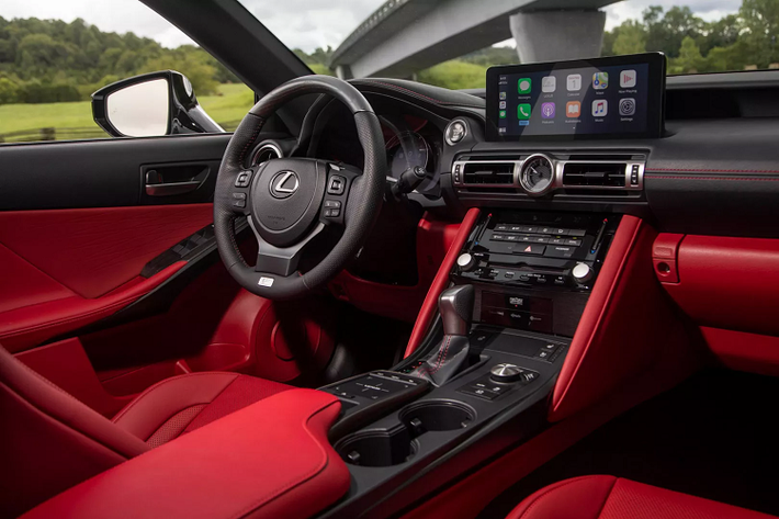 Cao cấp hơn một chút, giá xe Lexus IS 350 F Sport mới có mức khởi điểm 42,900 USD (khoảng 994 triệu). Phiên bản này, như tên gọi, hướng đến phong cách thể thao và chú trọng hiệu năng hơn, vì vậy khách hàng sẽ sở hữu khối động cơ V6 3,5L bên dưới mui xe, cho công suất 311 mã lực và mô-men xoắn 379 Nm.