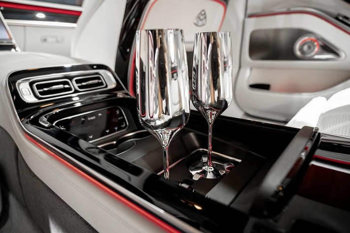 Ở phiên bản S650, Mercedes-Maybach S-Class 2021 tiếp tục được trang bị động cơ xăng V12, tăng áp kép, dung tích 6.0 lít với công suất tối đa 621 mã lực. Động cơ này có thể sẽ đồng hành cùng cả hệ dẫn động 4 bánh toàn thời gian. Tại một vài thị trường, Mercedes-Maybach S-Class 2021 sẽ có thêm phiên bản plug-in hybrid trong tương lai. Phiên bản này dùng động cơ xăng 6 xi-lanh thẳng hàng, dung tích 3.0 lít và mô-tơ điện, cho công suất tổng cộng 503 mã lực.