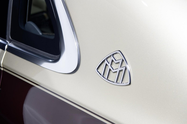 Mọi chiếc Mercedes-Maybach S-Class 2021 đều sẽ được trang bị 2 ghế thương gia phía sau với tính năng mát-xa bắp chân mới. Chưa hết, người dùng có thể điều chỉnh bề mặt ghế, tựa lưng và bệ đỡ bắp chân của ghế sau để tìm cho mình tư thế thoải mái nhất.