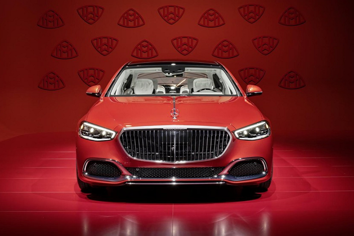 Ngoài chiều dài nhỉnh hơn, xe sang Mercedes-Maybach S-Class 2021 còn có một số đặc điểm nhận dạng bên ngoài như lưới tản nhiệt với những nan mạ crôm nằm dọc. Bên dưới lưới tản nhiệt là hốc gió đi kèm mắt lưới hình tổ ong cũng được mạ crôm sang trọng. Ngoài ra, Mercedes-Maybach S-Class 2021 còn được trang bị bộ vành hợp kim đa chấu 21 inch...