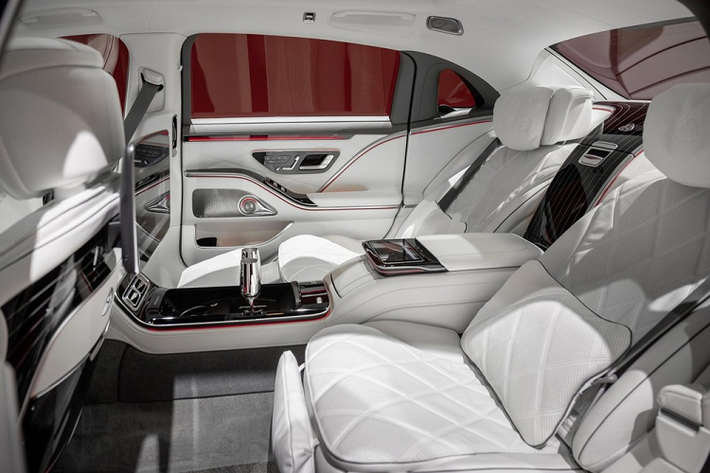 Thêm vào đó là tính năng MBUX Interior Assist, cho phép hành khách ngồi trên ghế sau đóng/mở rèm che nắng và bật/tắt đèn đọc sách bằng cử chỉ. Thậm chí, tính năng này còn có thể phát hiện việc hành khách ngồi trên ghế sau với tay vào một khu vực tối trong nội thất và tự động bật đèn lên để giúp họ nhìn rõ hơn.