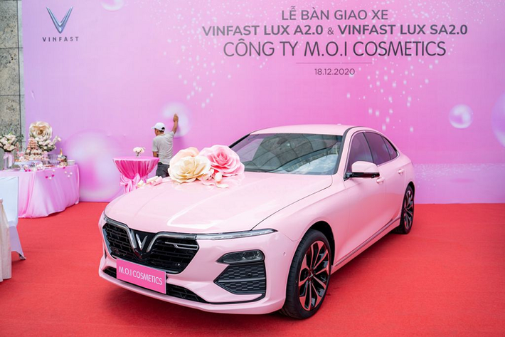 Chưa hết, với việc tậu xe VinFast vào thời gian này, cặp vợ chồng ca sĩ Hồ Ngọc Hà - Kim Lý còn nhận được các chính sách đặc quyền do VinGroup triển khai như gửi xe miễn phí tại Trung tâm thương mại Vincom và khu đô thị Vinhomes trên toàn quốc, gói bảo hành 5 năm hay dịch vụ cứu hộ 24/7.