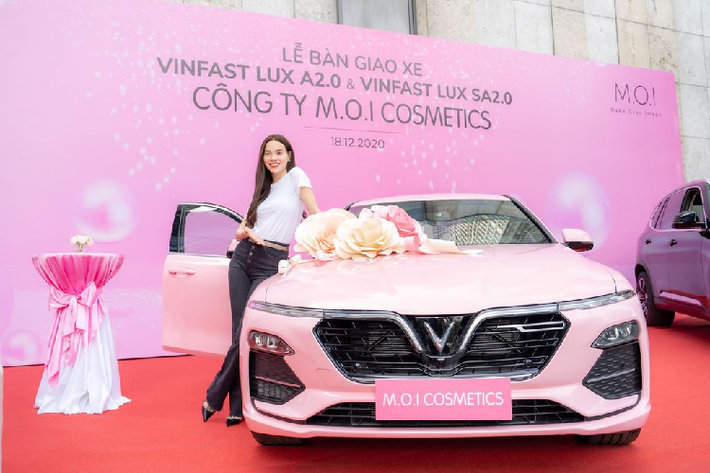 Mới đây, những hình ảnh về buổi lễ nhận xe VinFast của Hồ Ngọc Hà và hôn phu là diễn viên Kim Lý đã bất ngờ được chia sẻ rộng rãi trên các phương tiện truyền thông. Đáng nói, giọng ca "Cả một trời thương nhớ" đã cùng lúc tậu cả 3 chiếc xe hơi mang thương hiệu Việt, bao gồm mẫu sedan Lux A2.0, mẫu SUV Lux SA2.0 và mẫu xe cỡ nhỏ Fadil.