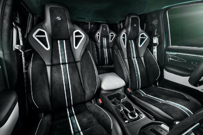 Thừa hưởng giá trị vốn có của X-Class nguyên bản, nội thất của phiên bản Racing Green cũng rất ấn tượng với hàng loạt các chi tiết được ốp carbon, từ vô-lăng cho đến bảng táp-lô.